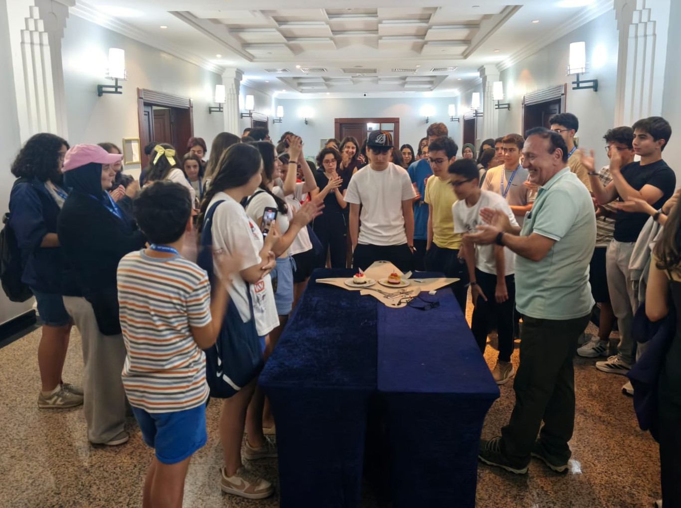 Öğretim Görevlisi Yusuf Durmuş bir öğrenciye sertifikasını takdim ediyor